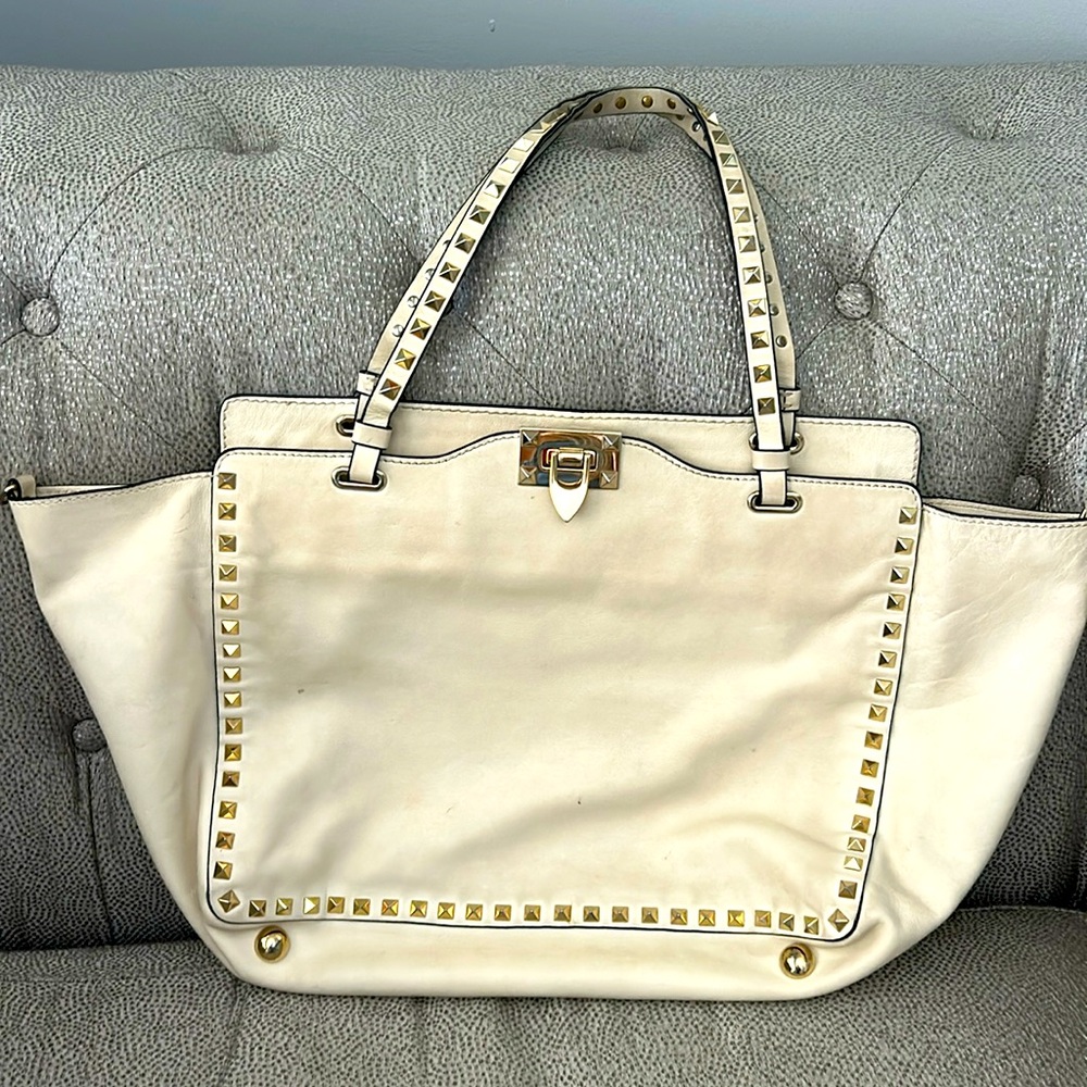 Valentino Vitello medium rug, stud tote in ivory